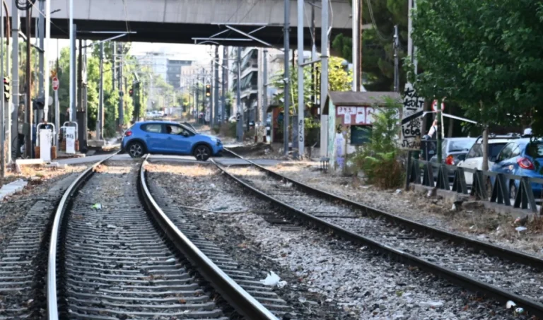Απίστευτο: Αυτοκίνητο πάρκαρε πάνω στις γραμμές στην Ιερά Οδό