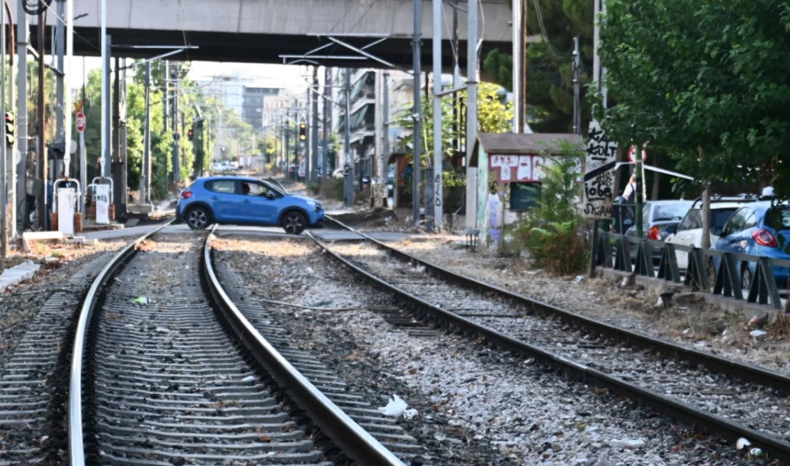 Απίστευτο: Αυτοκίνητο πάρκαρε πάνω στις γραμμές στην Ιερά Οδό
