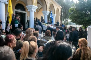 Σε κλίμα οδύνης η κηδεία του 30χρονου που ξυλοκοπήθηκε μέχρι θανάτου στην Πάτρα