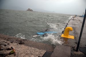 Ισχυροί άνεμοι «δένουν» τα πλοία: Προβλήματα στα ακτοπλοϊκά δρομολόγια λόγω κακοκαιρίας