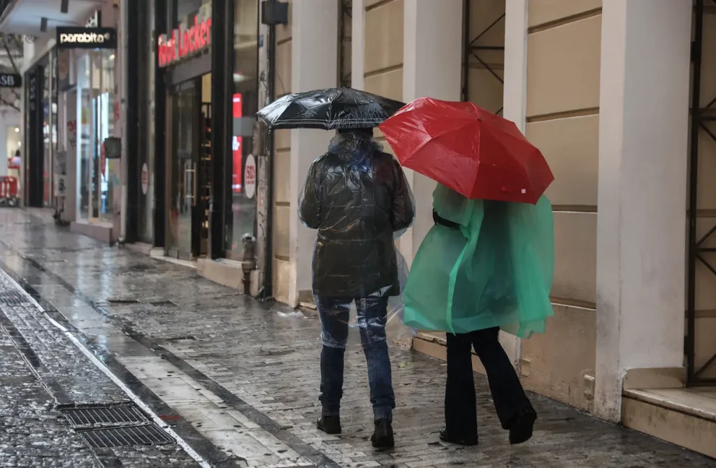 Η Ελλάδα σε «κλοιό» σκόνης και βροχών – Πόσο θα κρατήσει το φαινόμενο