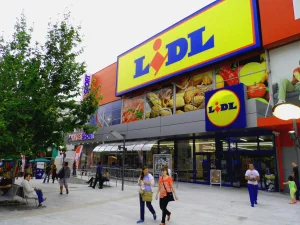 Lidl Ελλάς: Μισθολογικές αυξήσεις και παροχές για όλους τους εργαζόμενούς της