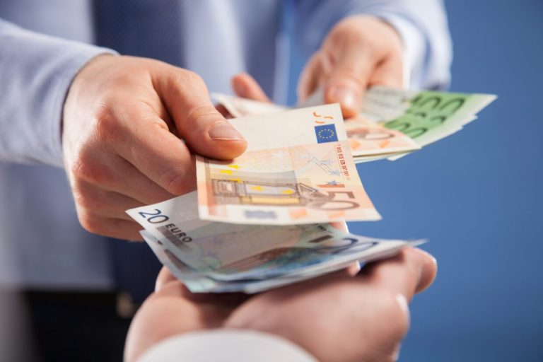 Μόνιμο μέτρο: 1.000 ευρώ χωρίς αίτηση για περισσότερους δικαιούχους- Ποιοι τα παίρνουν