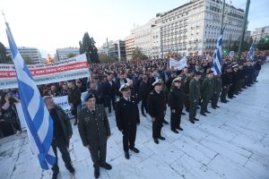Στους δρόμους σήμερα και οι στρατιωτικοί