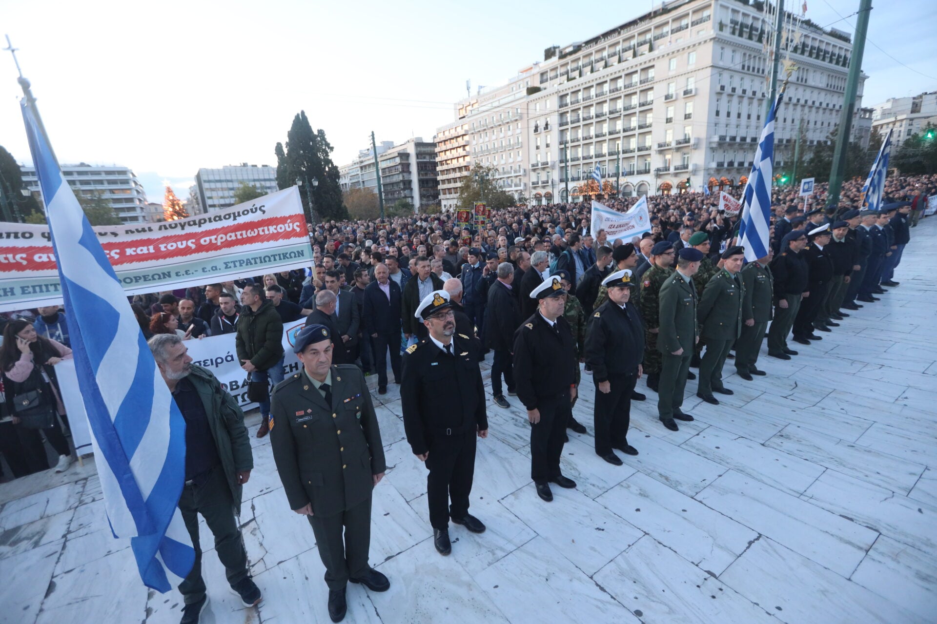 Στους δρόμους σήμερα και οι στρατιωτικοί