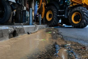 Θεσσαλονίκη: Έσπασε αγωγός νερού – Τέσσερις τραυματίες