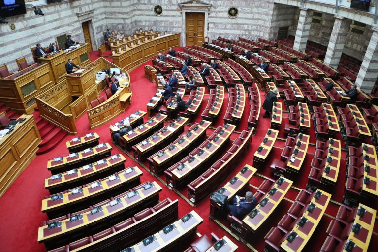 Ενός λεπτού σιγή στη Βουλή για τα 57 θύματα των Τεμπών