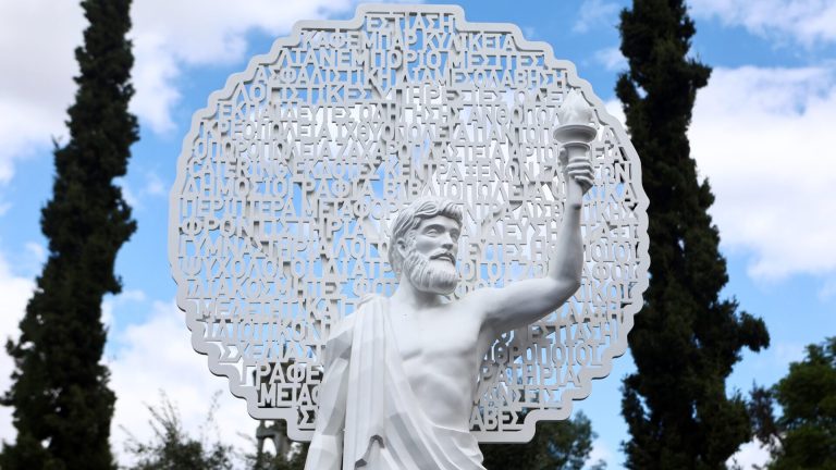 Πεδίον του Άρεως: Άγνωστοι βανδάλισαν το άγαλμα του Προμηθέα