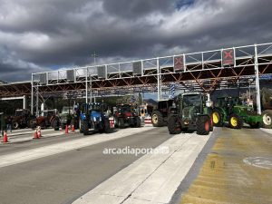 Αρκαδία: Αγροτικές κινητοποιήσεις με κλείσιμο των διοδίων Νεστάνης