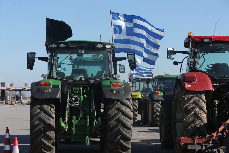 «Δεν φεύγουμε με σκυμμένο κεφάλι»: Αποχωρούν οι αγρότες από τα μπλόκα