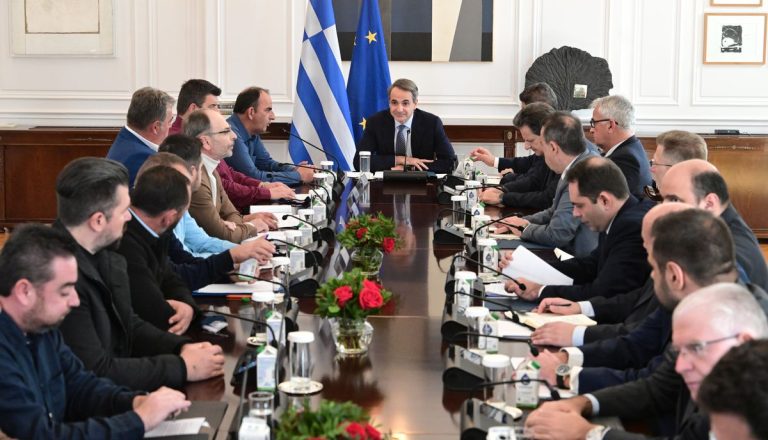 Μητσοτάκης στη συνάντηση με αγρότες: «Τις εξελίξεις τις διαμορφώνουν οι παρόντες»