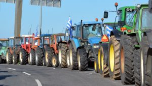 Αγρίνιο: Αγρότες και κτηνοτρόφοι έκλεισαν τον δρόμο Αντιρρίου – Ιωαννίνων στα διόδια Αγγελοκάστρου