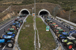 Λάρισα: Παραμένουν οι αγρότες στις σήραγγες των Τεμπών