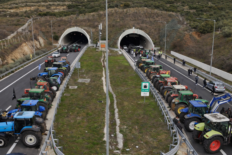 Λάρισα: Παραμένουν οι αγρότες στις σήραγγες των Τεμπών