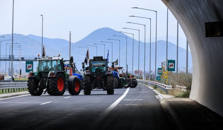 Τέμπη: Αποκαταστάθηκε η κυκλοφορία μετά την αποχώρηση των αγροτών