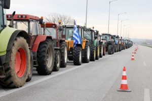 Λαμία: Κλιμακώνουν τις κινητοποιήσεις οι αγρότες – Μπλόκα και πολύωροι αποκλεισμοί