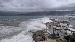 Άστρος: Πώς το «βουβό κύμα» swell παρέσυρε τον αξιωματικό του Λιμενικού – Τι ακριβώς είναι