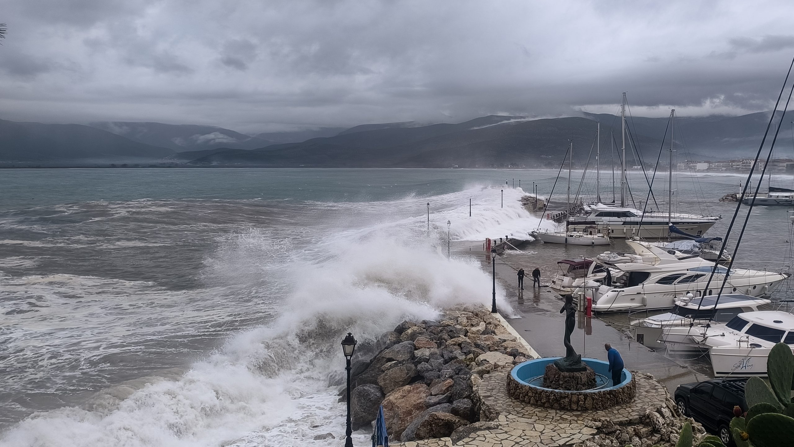 Άστρος: Πώς το «βουβό κύμα» swell παρέσυρε τον αξιωματικό του Λιμενικού – Τι ακριβώς είναι