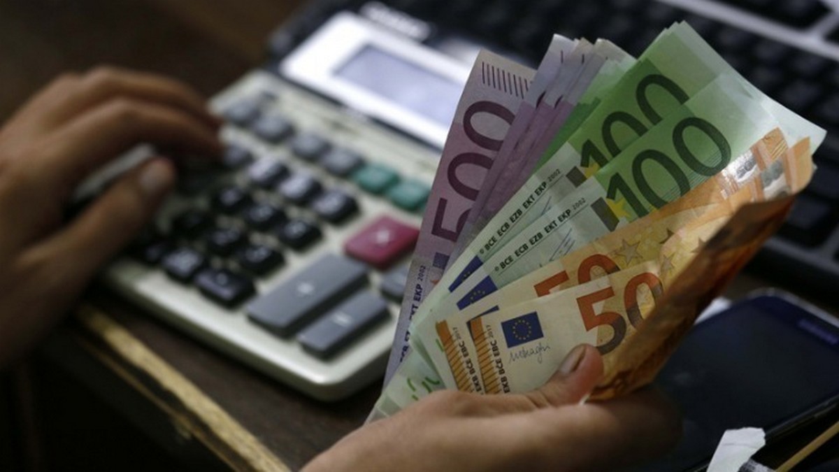 Αυξήσεις για μισθωτούς και συνταξιούχους – Ποιοι κερδίζουν από τη μείωση φόρου