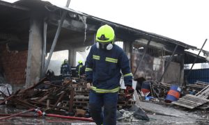 Μεγάλη φωτιά σε εργοστάσιο πλαστικών στο Μενίδι: Μήνυμα 112 για τον τοξικό καπνό