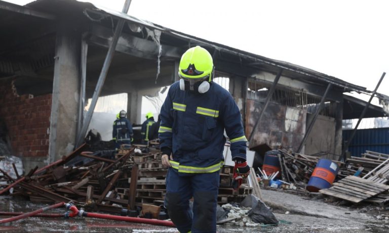 Μεγάλη φωτιά σε εργοστάσιο πλαστικών στο Μενίδι: Μήνυμα 112 για τον τοξικό καπνό