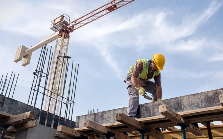 Σαρωτικές αλλαγές στις πολεοδομίες – Πώς θα εκδίδονται πλέον οι άδειες