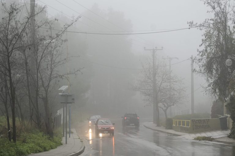 Σπάτα: Διακοπή κυκλοφορίας λόγω της έντονης βροχόπτωσης