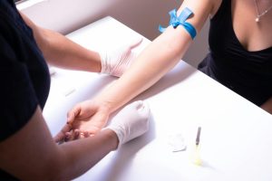 Crohn: Πώς μια ένδειξη στο αίμα δείχνει τη νόσο από νωρίς