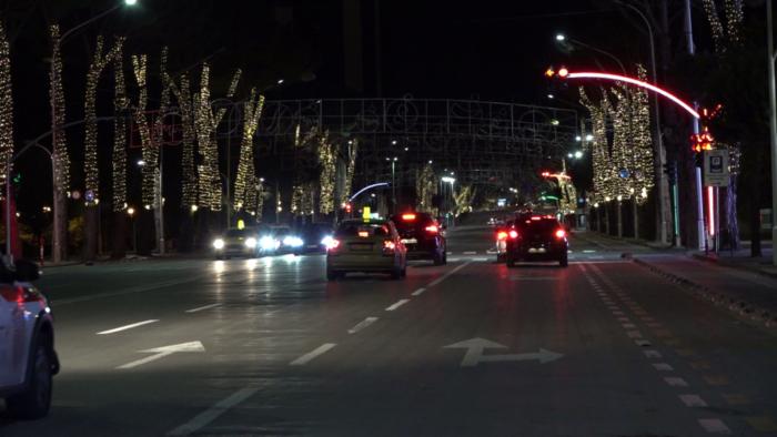 Το νέο φανάρι στην Αλβανία που έγινε viral και φωτίζει… ολόκληρη την κολόνα