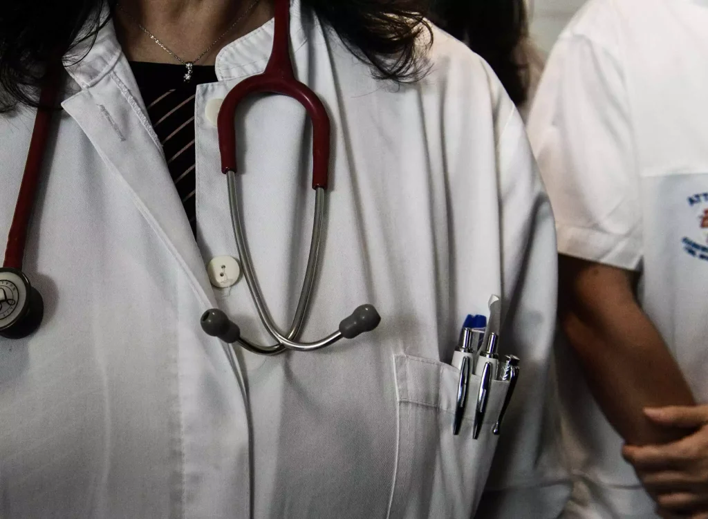 Αδιανόητο περιστατικό στο νοσοκομείο Μεσολογγίου: Παρίστανε τον γιατρό και έκλεβε ασθενείς και συνοδούς