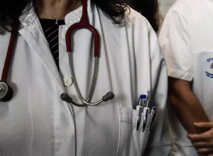Αδιανόητο περιστατικό στο νοσοκομείο Μεσολογγίου: Παρίστανε τον γιατρό και έκλεβε ασθενείς και συνοδούς