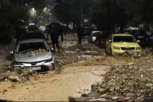 Απίστευτο πλιάτσικο στη Βούλα: «Γδύσανε» αυτοκίνητο εν μέσω κακοκαιρίας
