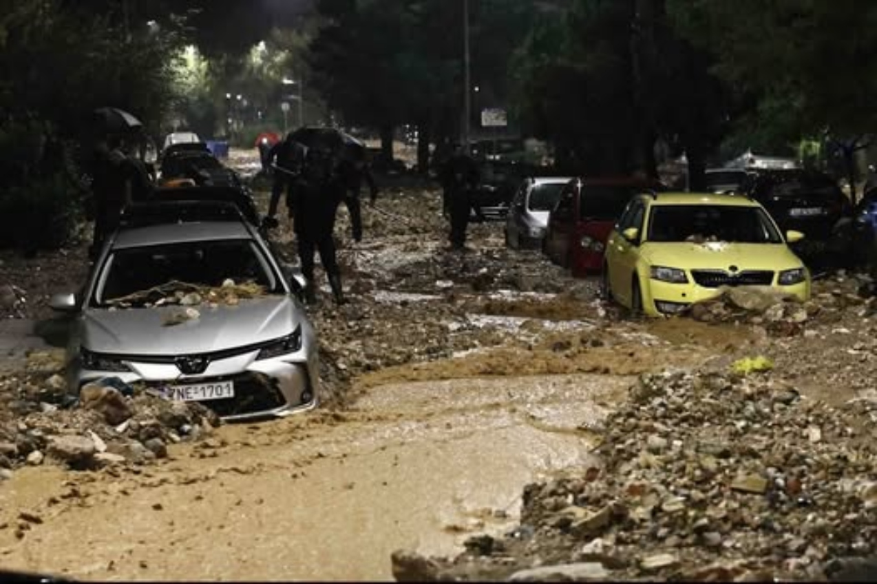 Απίστευτο πλιάτσικο στη Βούλα: «Γδύσανε» αυτοκίνητο εν μέσω κακοκαιρίας