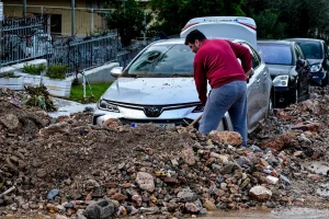 Σκηνές βιβλικής καταστροφής στην Άνω Γλυφάδα – Παλεύουν να ξεθάψουν τα αυτοκίνητα