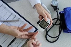 Απότομη αύξηση του σακχάρου στο αίμα συνδέεται με υψηλότερο κίνδυνο Αλτσχάιμερ