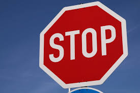 STOP… αλλά αλλιώς: Η πιο απολαυστική πινακίδα οδικής κυκλοφορίας στην Ελλάδα