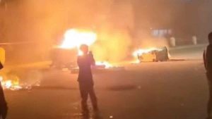 Νύχτα επεισοδίων στον Ασπρόπυργο: Πέτρες σε λεωφορείο και τραυματισμός αστυνομικού