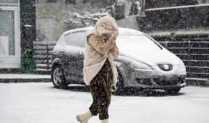 Άσπρισε η χώρα: Το χιόνι «κατεβαίνει» και στα πεδινά