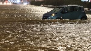 Θρίλερ στη Βάρη: Γυναίκα εγκλωβίστηκε 3 ώρες στο αυτοκίνητό της μέσα στα νερά