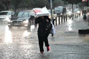 Καταιγίδες προ των πυλών στην Αττική – Τι ώρα θα ξεκινήσουν οι βροχές