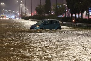 Σαρώνει η κακοκαιρία: Ισχυρές καταιγίδες και διαδοχικά «112»