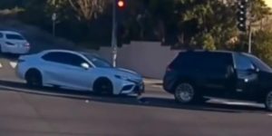 Βίντεο-σοκ: Μωρό πέφτει στη μέση του δρόμου την ώρα που οδηγούσε η μητέρα του!