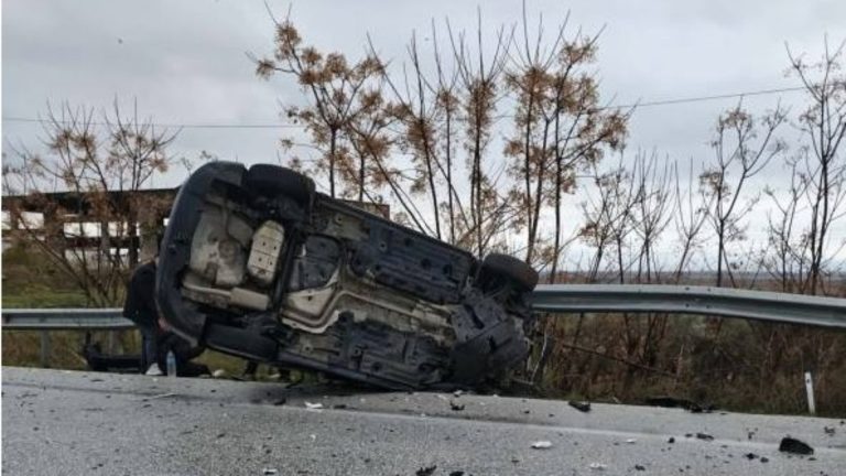 Τροχαίο στη Νέα Καρβάλη: Ανατροπή αυτοκινήτου και τραυματίες
