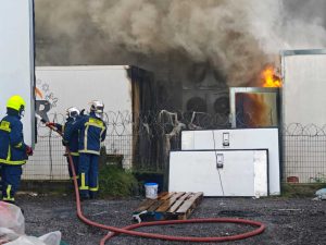 Φωτιά σε αποθήκες εργοστασίου στο Κορωπί