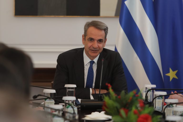 Κυβερνητικά μέτρα για την ακρίβεια: Πλαφόν σε καύσιμα και σούπερ μάρκετ