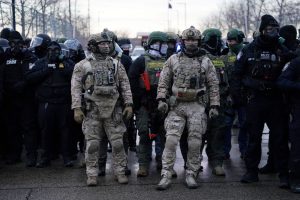 Η Αμερική «φλέγεται»: Στρατιώτες σε επιφυλακή και φόβοι για στρατιωτικό νόμο