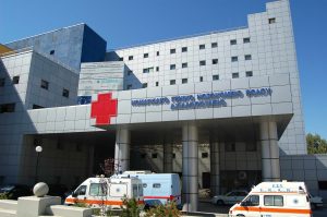Συναγερμός στο Νοσοκομείο Βόλου – Άνδρας απειλεί να πέσει στο κενό