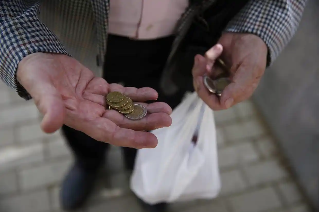 Ένας στους δύο Έλληνες βλέπει με απαισιοδοξία τα οικονομικά του