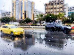 Τι πρέπει να κάνουν οι οδηγοί στη βροχή και το χιόνι