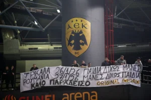 «Παιδιά δίχως μάνες – Μάνες δίχως παιδιά»: Το πανό οπαδών της ΑΕΚ για Τρίκαλα και Ρουμανία